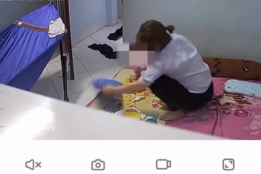 Bảo mẫu liên tục tát vào mặt bé gái 11 tháng tuổi khi cho cháu ăn