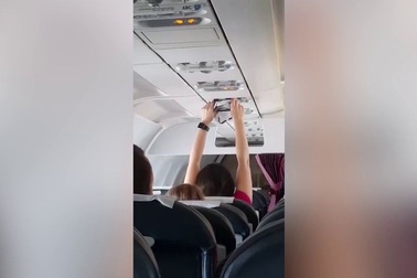Nữ hành khách thản nhiên hong khô quần lót trên máy bay