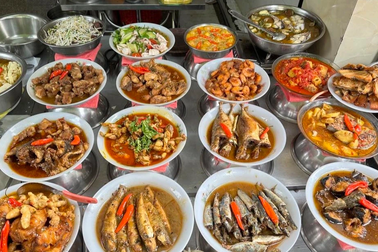 Quán cơm "nhà giàu" ở TPHCM: Bán vỉa hè, giá 100.000 đồng/đĩa vẫn đắt khách