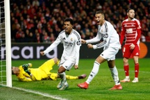 Barcelona đứng nhì bảng, Real Madrid chờ đối thủ ở trận tranh vé vớt