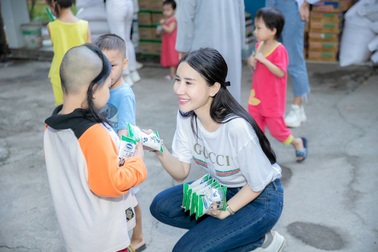 Quỳnh Anh cùng top 5 Hoa Hậu giản dị thăm các em nhỏ tại chùa Diêu Pháp