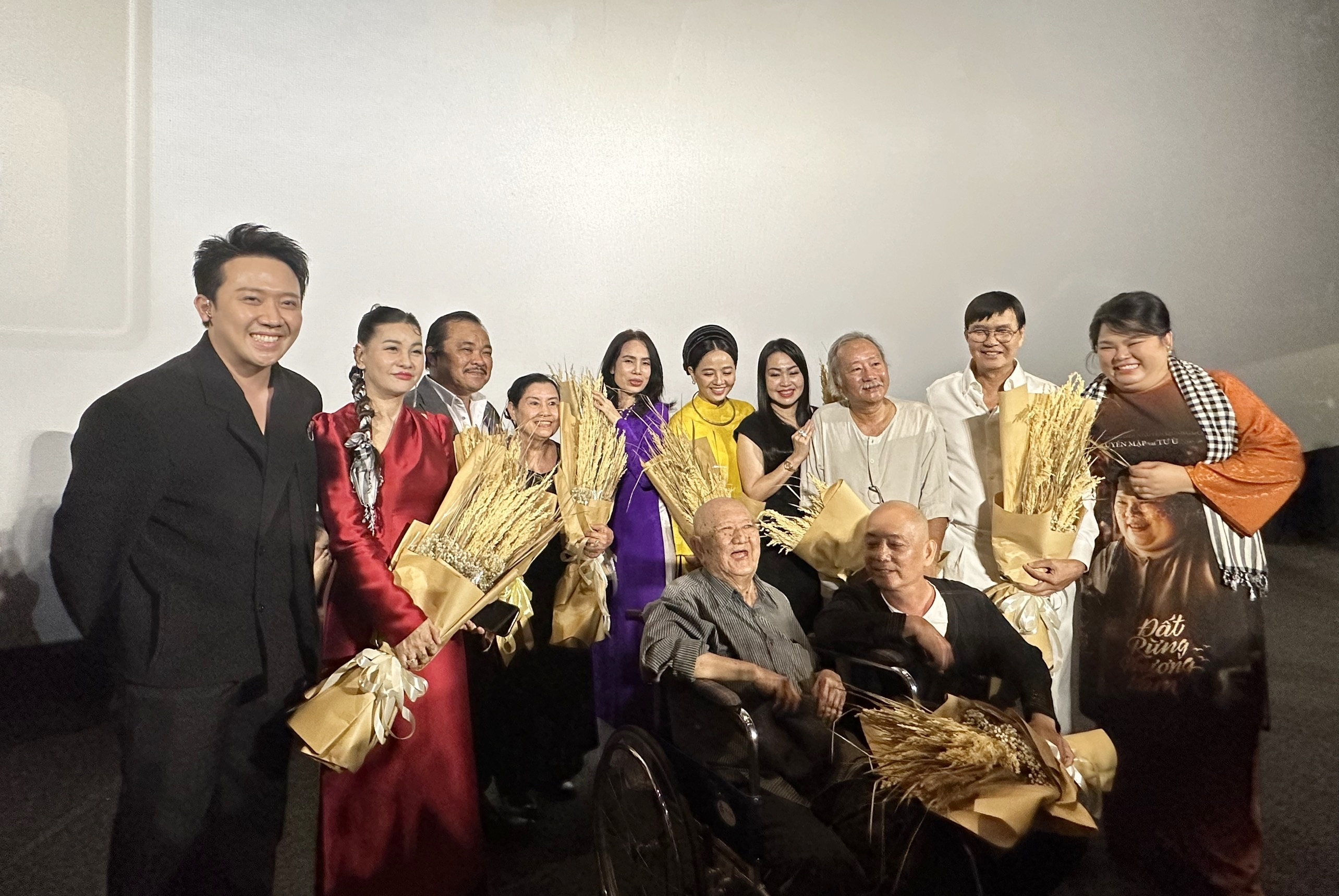 ट्रॅन थान ने मैक कैन के लिए गाड़ी को आगे बढ़ाया, दक्षिणी भूमि के सितारे 26 साल बाद फिर से एक साथ आए - 3 Trấn Thành đẩy xe cho Mạc Can, dàn sao Đất phương Nam hội ngộ sau 26 năm - 3