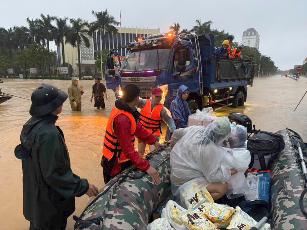 Hơn một giờ kịch tính đưa sản phụ đi sinh giữa mưa ngập ở Huế - 3 Hơn một giờ kịch tính đưa sản phụ đi sinh giữa mưa ngập ở Huế - 3