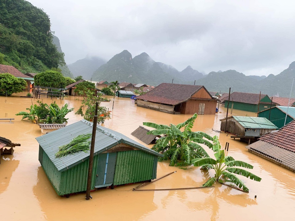 Những nhà phao diệu kỳ cứu người dân vùng rốn lũ trong cơn “đại hồng thủy” - 7 Những nhà phao diệu kỳ cứu người dân vùng rốn lũ trong cơn “đại hồng thủy” - 7