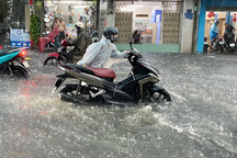 Mưa lớn giờ tan tầm ở TPHCM, nhiều tuyến đường ngập nửa bánh xe