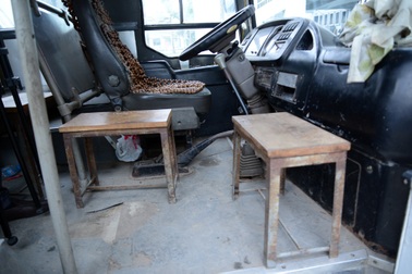 Hà Nội: "Giật mình" với xe khách siêu cũ nát đưa trẻ đến trường