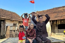 Chàng trai bỏ việc ở Hà Nội, về sống cùng bà gần 100 tuổi trong nhà cổ