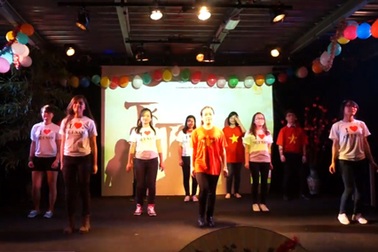 Du học sinh nhảy flashmob “Tôi yêu Việt Nam” mừng Tết Giáp Ngọ