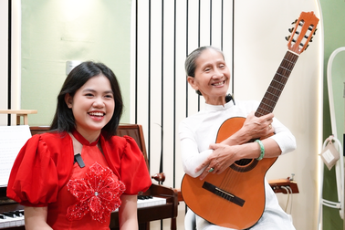 Nữ sinh hát nhạc cách mạng cùng bà nội hút triệu lượt xem