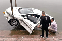 Vụ ô tô nổi giữa hồ Tây: Nữ tài xế đạp nhầm chân phanh thành chân ga