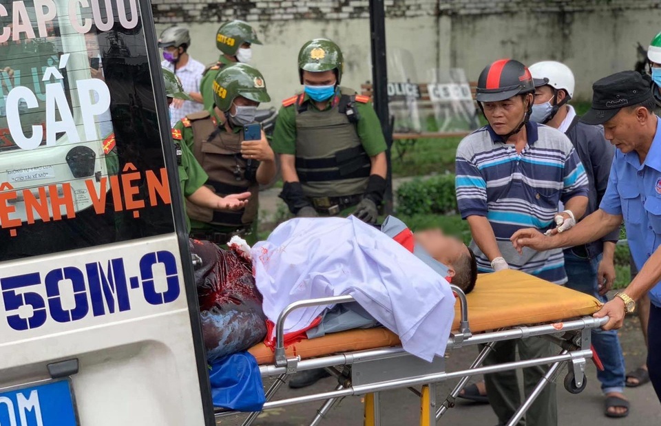 Người đàn ông dùng hung khí tự đâm lòi ruột - 2