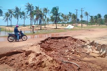 Lũ tàn phá nhiều tuyến đường, ổ voi ổ gà chực chờ bẫy người