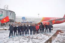 Chuyên cơ chở đội U23 Việt Nam sắp đáp xuống Nội Bài