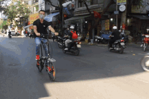 Theo chân dân công sở đi làm bằng xe đạp gấp và tàu điện, không lo giá xăng