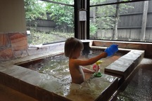 Làm thế nào để trẻ em cũng được trải nghiệm tắm onsen?