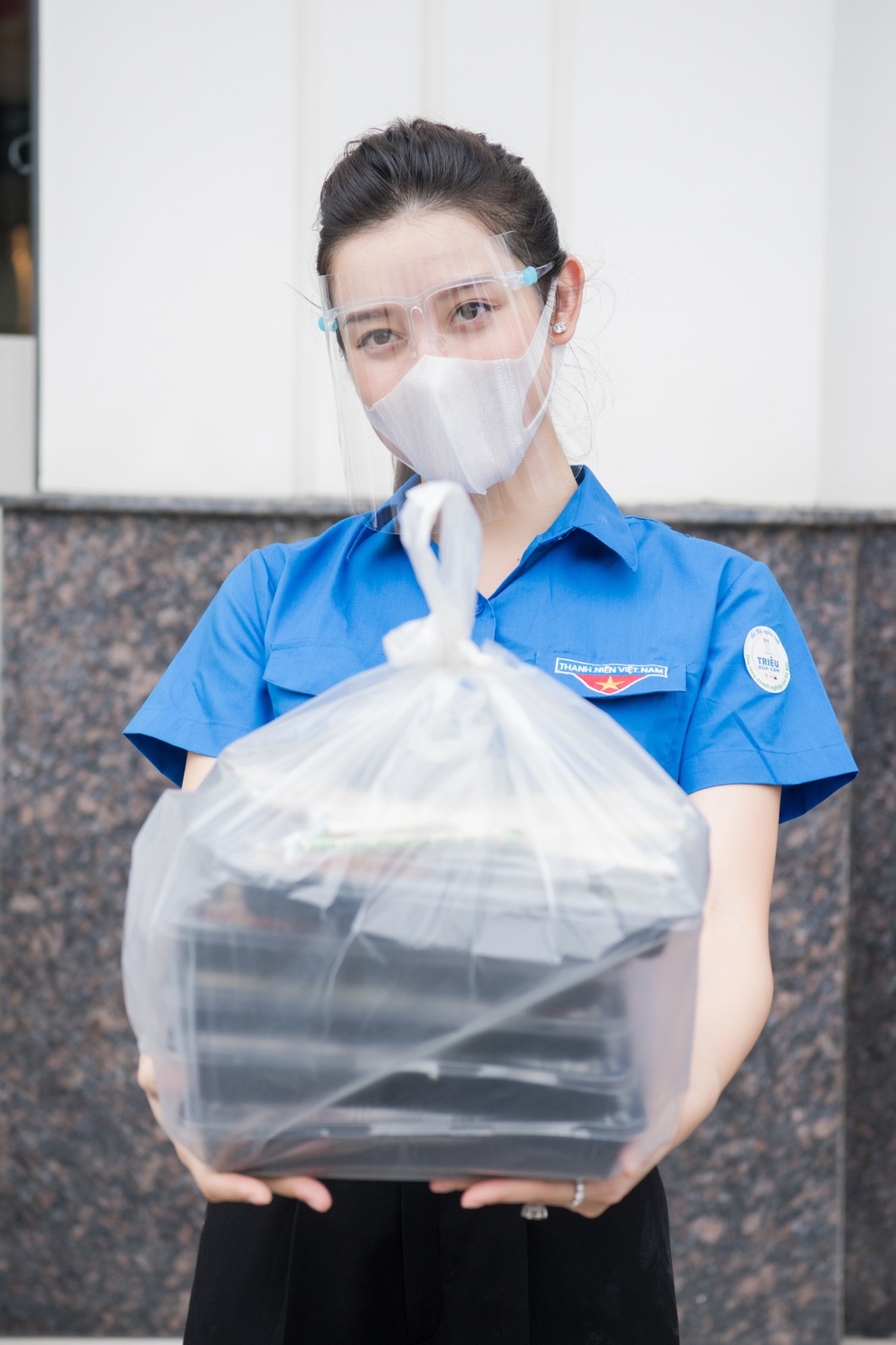 Xuân Bắc, Huyền My chuẩn bị suất ăn tặng người nghèo mất việc mùa dịch - 7 Xuân Bắc, Huyền My chuẩn bị suất ăn tặng người nghèo mất việc mùa dịch - 7