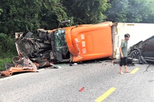 Xe container tông 2 ô tô, lật chắn ngang đèo Bảo Lộc