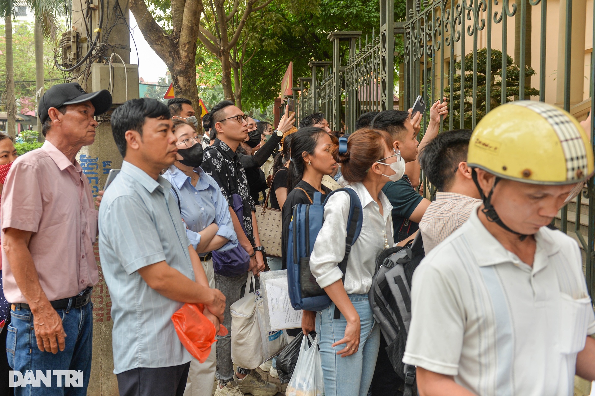 Xử đường dây đánh bạc nghìn tỷ: Người thân bị cáo ôm hàng rào sắt ngóng tin - 1 Xử đường dây đánh bạc nghìn tỷ: Người thân bị cáo ôm hàng rào sắt ngóng tin - 1