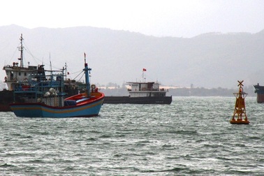 Tàu cá gặp nạn, nghi do đâm vào sà lan chìm dưới biển