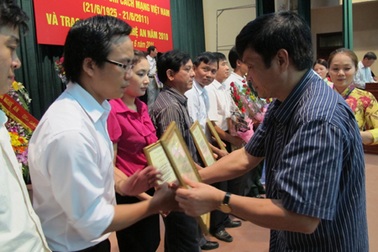 Nghệ An trao thưởng giải báo chí năm 2010