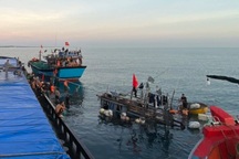 Tàu cá chở 11 ngư dân chìm trên biển Thừa Thiên Huế