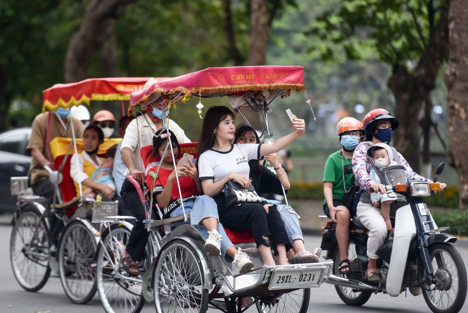 Người dân đổ về hồ Gươm vui chơi, quên đeo khẩu trang - 9 Người dân đổ về hồ Gươm vui chơi, quên đeo khẩu trang - 9