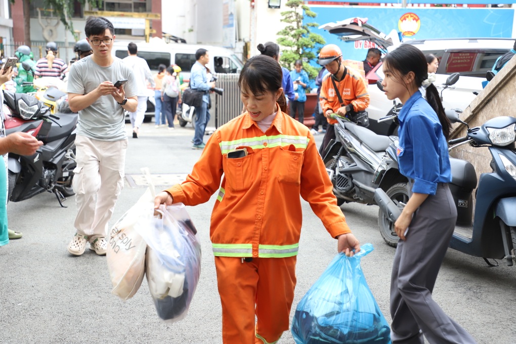 Những lời cầu nguyện được gửi cùng hàng cứu trợ từ TPHCM ra miền Trung - 1 Những lời cầu nguyện được gửi cùng hàng cứu trợ từ TPHCM ra miền Trung - 1