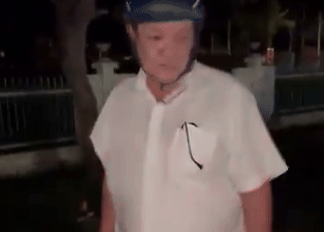 បុរសដែលអះអាងថាជាមន្ត្រីតុលាការបដិសេធមិនព្រមធ្វើតេស្តខ្យល់ដង្ហើម ១៥ដង សុំជួយសង្គ្រោះប្អូនប្រុសខ្លួន - ១ Người xưng cán bộ tòa án 15 lần không chịu đo độ cồn, van xin cứu em đi - 1