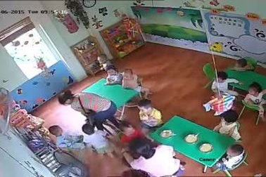 Cô giáo bạo hành trẻ mầm non khi cho ăn