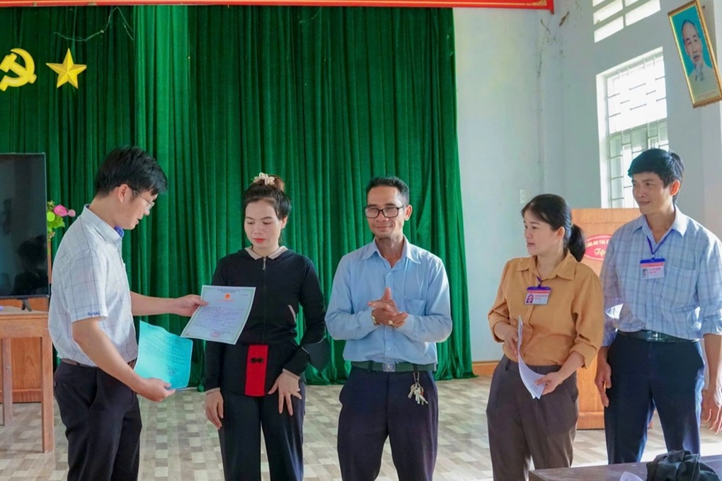 Đưa thủ tục hành chính đến ngôi làng biệt lập giữa núi rừng - 1 Đưa thủ tục hành chính đến ngôi làng biệt lập giữa núi rừng - 1