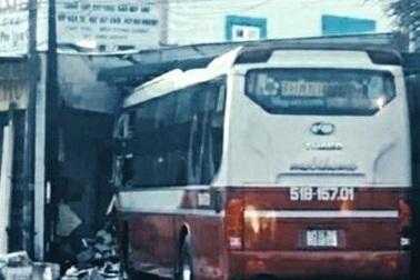 Xe khách lao thẳng vào đại lý gas, hàng chục khách thoát chết