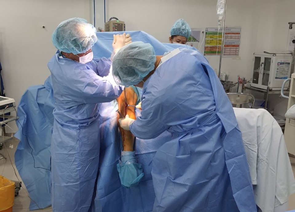 Hình ảnh chuyển ra từ phòng phẫu thuật chân gãy của cầu thủ Đỗ Hùng Dũng - 2 Hình ảnh chuyển ra từ phòng phẫu thuật chân gãy của cầu thủ Đỗ Hùng Dũng - 2