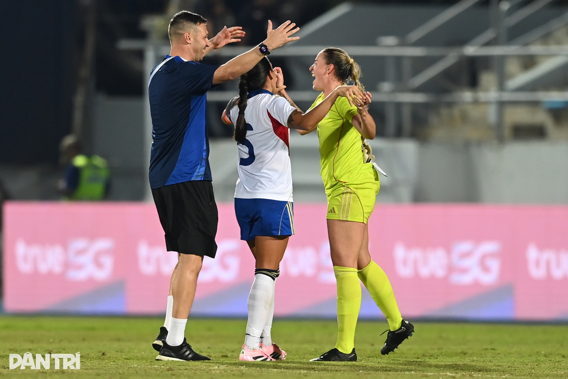 Thắng tuyển nữ Việt Nam, cầu thủ Philippines ăn mừng như vô địch - 13 Thắng tuyển nữ Việt Nam, cầu thủ Philippines ăn mừng như vô địch - 13
