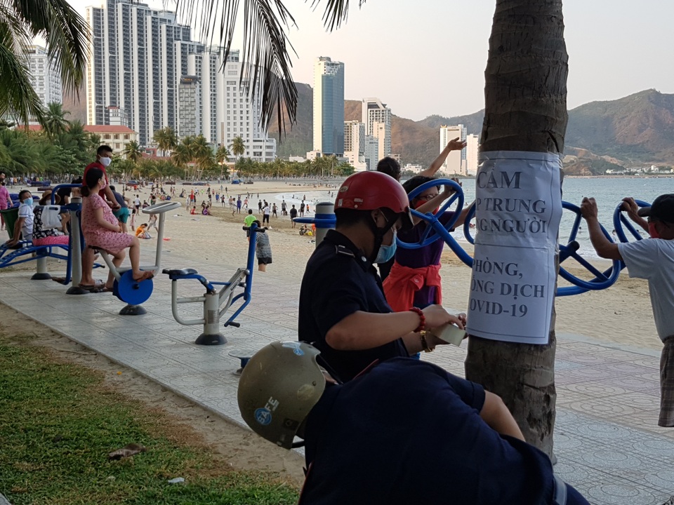 Nha Trang lập chốt, yêu cầu người dân không tụ tập trên bãi biển - 4 Nha Trang lập chốt, yêu cầu người dân không tụ tập trên bãi biển - 4