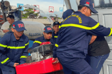 Cảnh sát kịp thời cứu hộ tàu ngư dân đang bị chìm