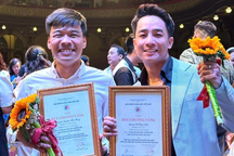 Duy Nam, Trung Ruồi nhận Huy chương vàng trong vở do NSND Tự Long đạo diễn