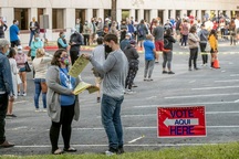 Lo hỗn loạn hậu bầu cử, người Mỹ đổ xô mua súng và giấy vệ sinh