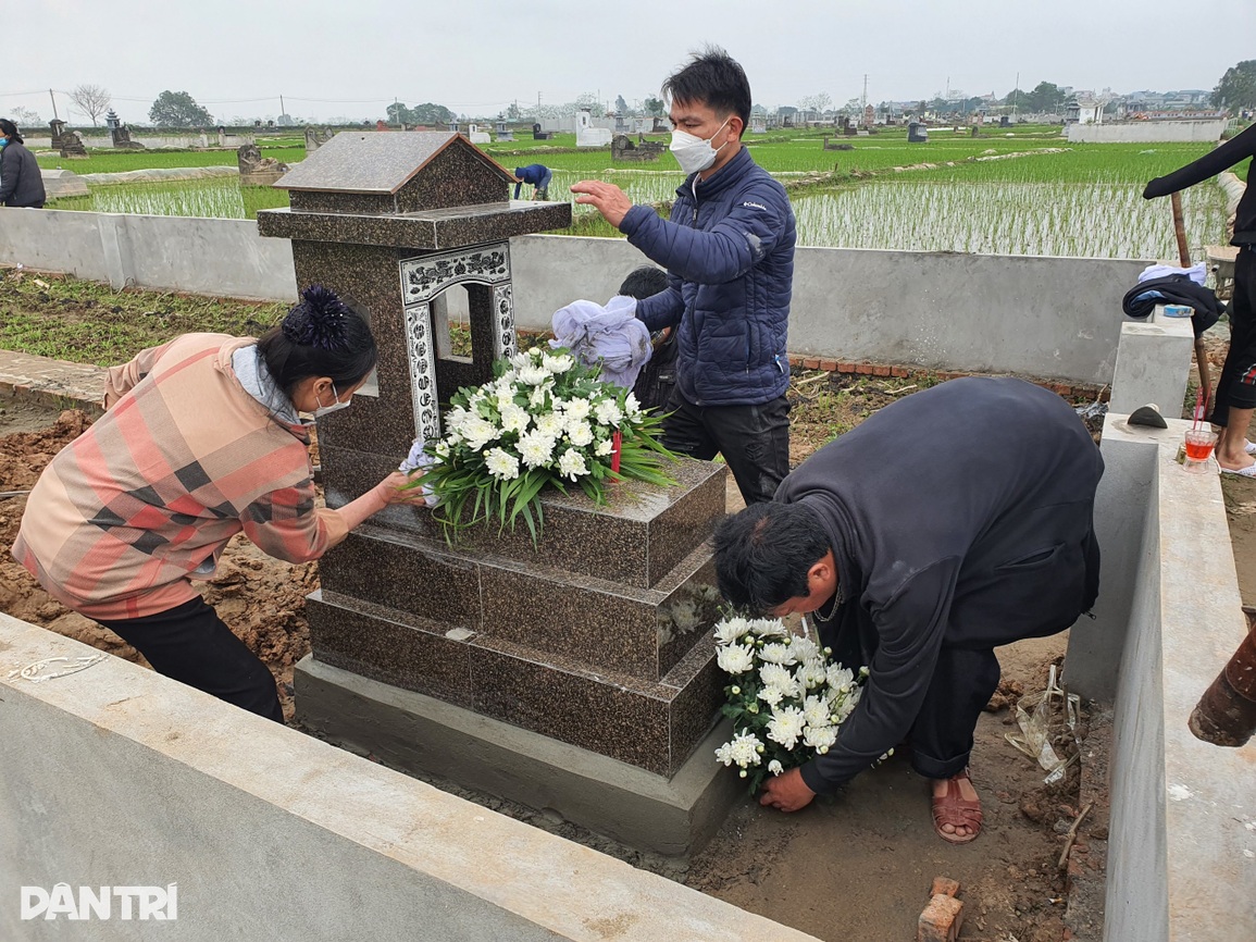 Hàng xóm chung tay xây mộ cho cháu bé 3 tuổi bị đóng đinh vào đầu - 5 Hàng xóm chung tay xây mộ cho cháu bé 3 tuổi bị đóng đinh vào đầu - 5