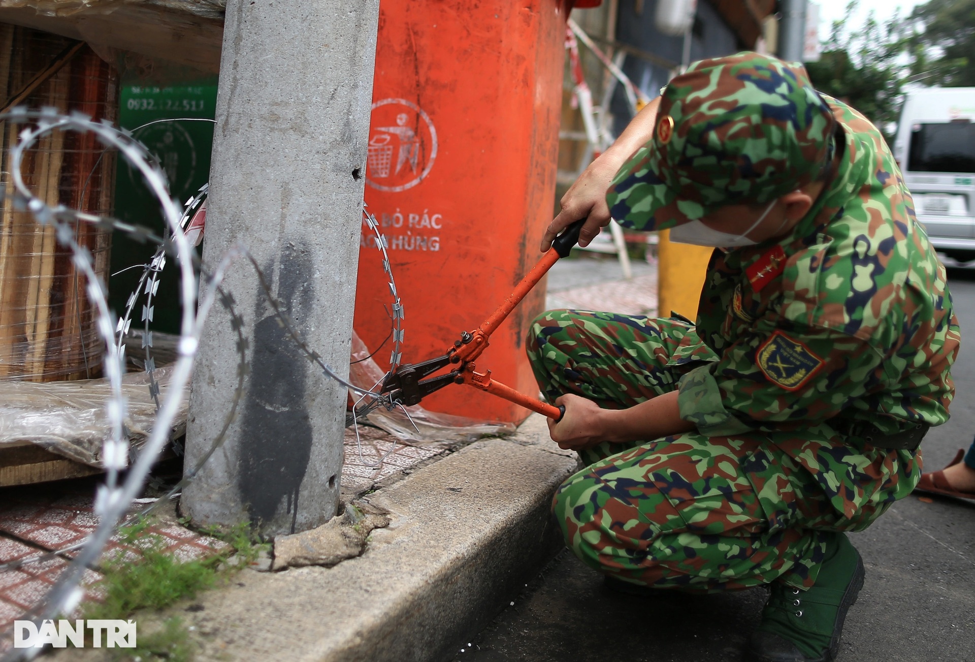 Tháo dỡ hàng loạt chốt chặn, rào chắn trên các tuyến đường trung tâm TPHCM - 2