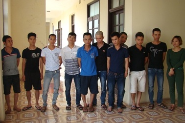 Đột kích phá sới bạc thu cả súng, lựu đạn