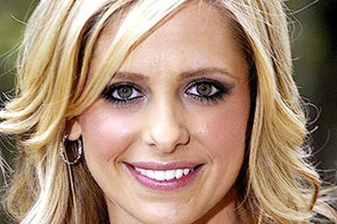 Sarah Michelle Gellar khoe bụng bầu trên phố