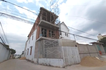 Sập giàn giáo, 2 thợ xây rơi từ tầng 3 xuống đất