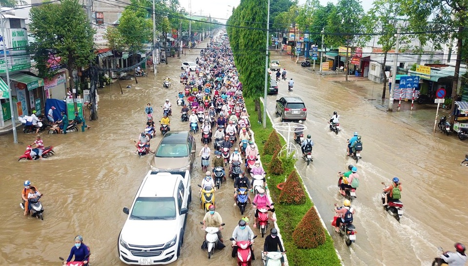 Đường phố Cần Thơ mênh mông như sông, dòng phương tiện bì bõm lội - 4 Đường phố Cần Thơ mênh mông như sông, dòng phương tiện bì bõm lội - 4