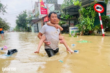 Mưa lũ khiến 50 người chết và mất tích, 52.000 nhà đang bị ngập