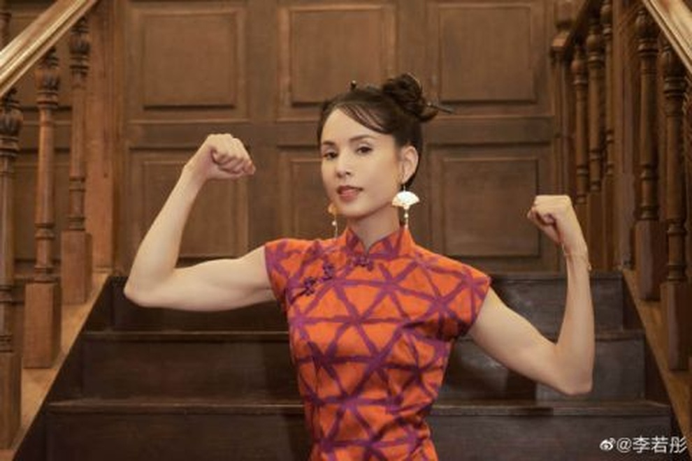 Cô Cô Lý Nhược Đồng mặc xường xám, khoe cánh tay cơ bắp - 1 Cô Cô Lý Nhược Đồng mặc xường xám, khoe cánh tay cơ bắp - 1