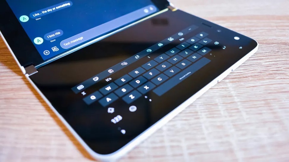 Chùm ảnh thực tế chiếc smartphone 2 màn hình Surface Duo của Microsoft - 7 Chùm ảnh thực tế chiếc smartphone 2 màn hình Surface Duo của Microsoft - 7