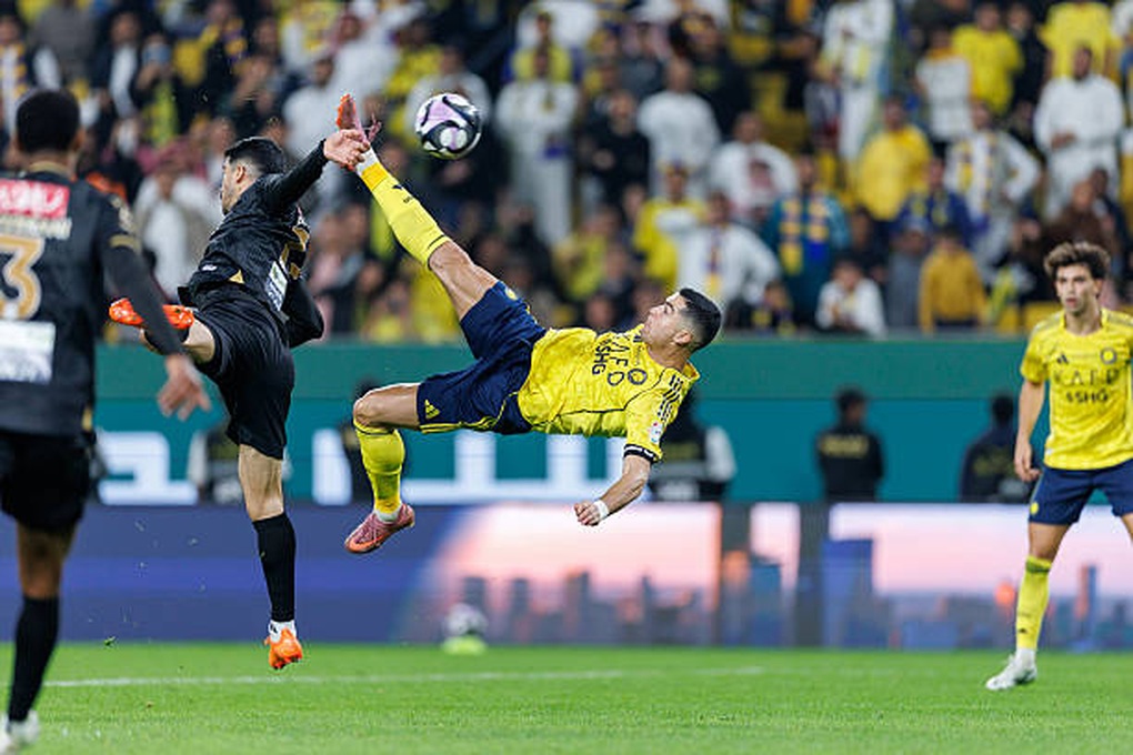 Ronaldo tung người móc bóng đẳng cấp, Al Nassr giành chiến thắng - 1