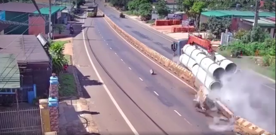 Xe tải chở ống cống húc ô tô, tông nát dải phân cách - 3 Xe tải chở ống cống húc ô tô, tông nát dải phân cách - 3