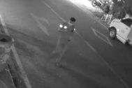 Camera ghi toàn cảnh tên trộm xe máy đâm chết bác sĩ ở Bình Dương