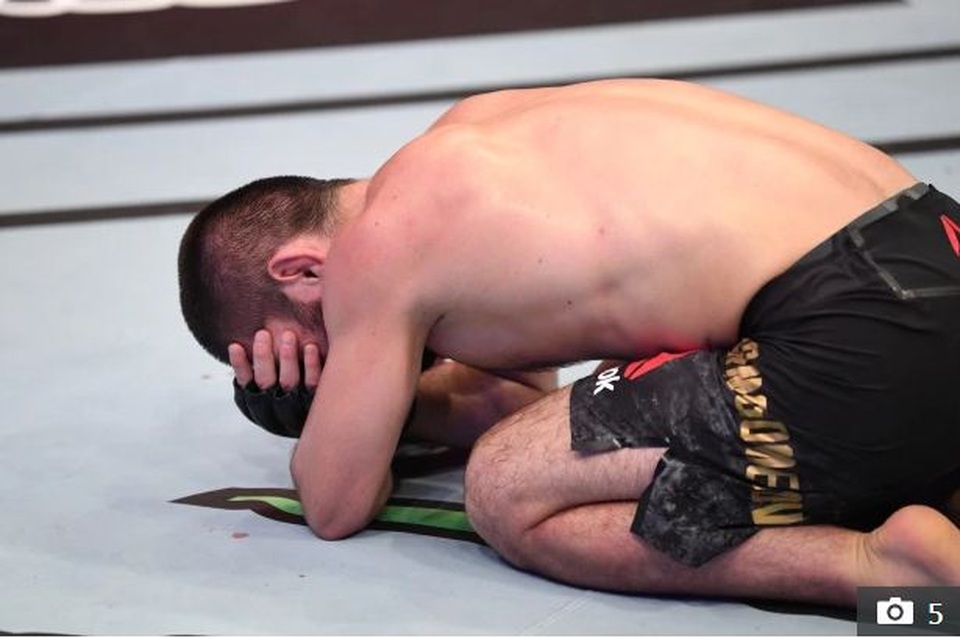 Võ sĩ Khabib gây sốc khi đánh bại Gaethje rồi tuyên bố giải nghệ - 4 Võ sĩ Khabib gây sốc khi đánh bại Gaethje rồi tuyên bố giải nghệ - 4
